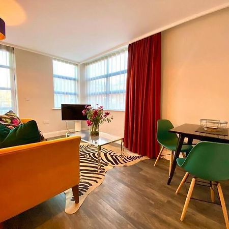 Luxurious Studio Apartment - 1 Minute Walk To Poole Quay - Great Location - Free Parking - Fast Wifi - Smart Tv - Newly Decorated - Sleeps Up To 2! Close To Poole & Bournemouth & Sandbanks 외부 사진