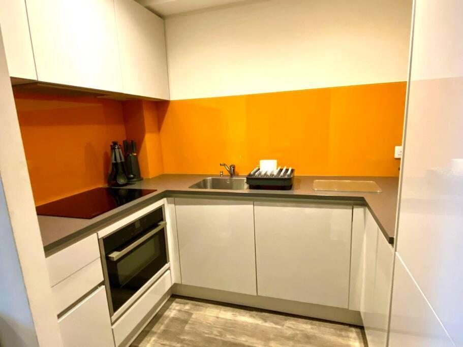 Luxurious Studio Apartment - 1 Minute Walk To Poole Quay - Great Location - Free Parking - Fast Wifi - Smart Tv - Newly Decorated - Sleeps Up To 2! Close To Poole & Bournemouth & Sandbanks 외부 사진